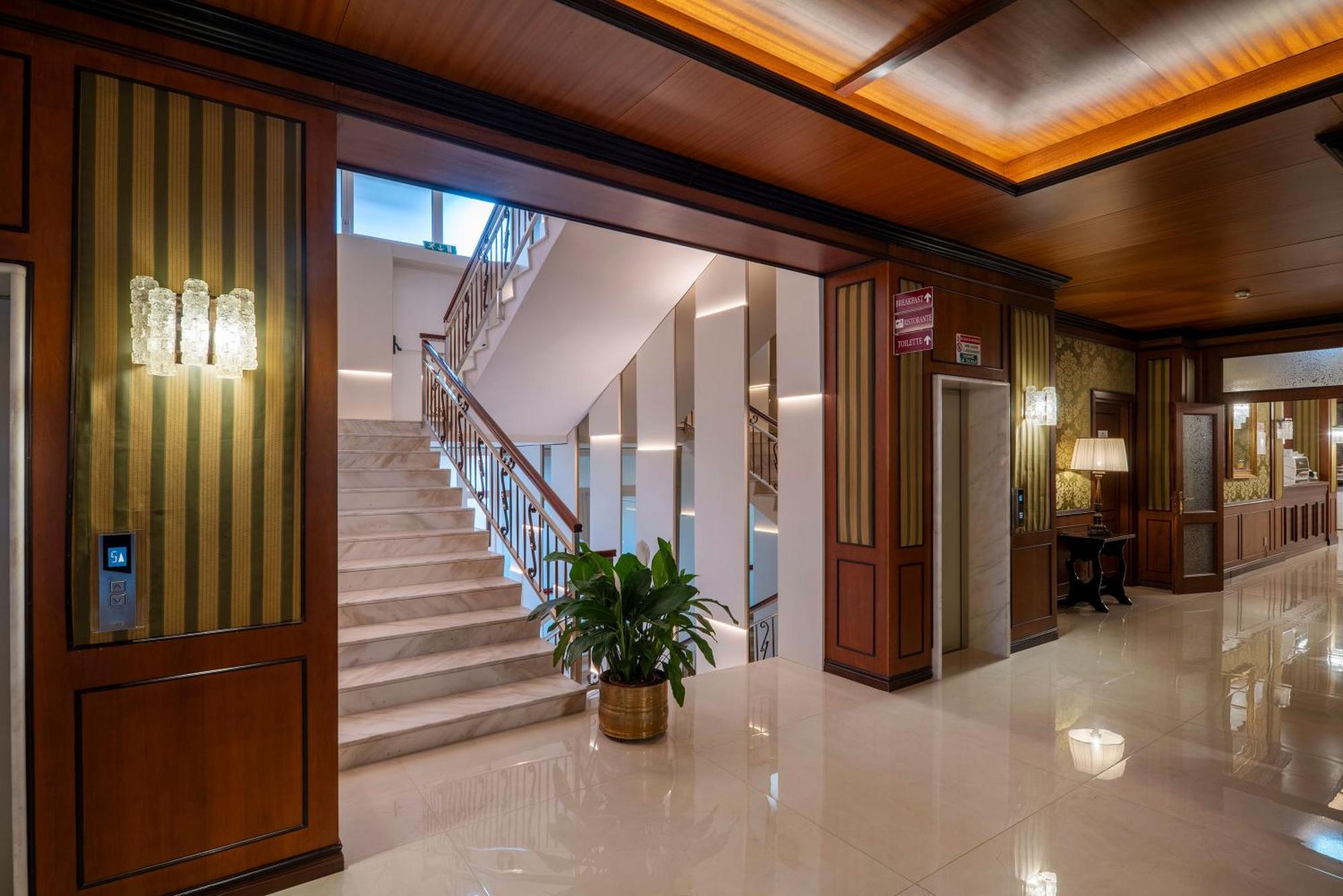 Hotel Delle Palme Лече Екстериор снимка