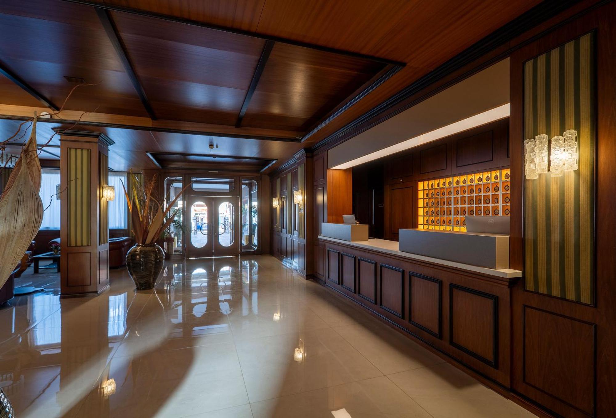 Hotel Delle Palme Лече Екстериор снимка