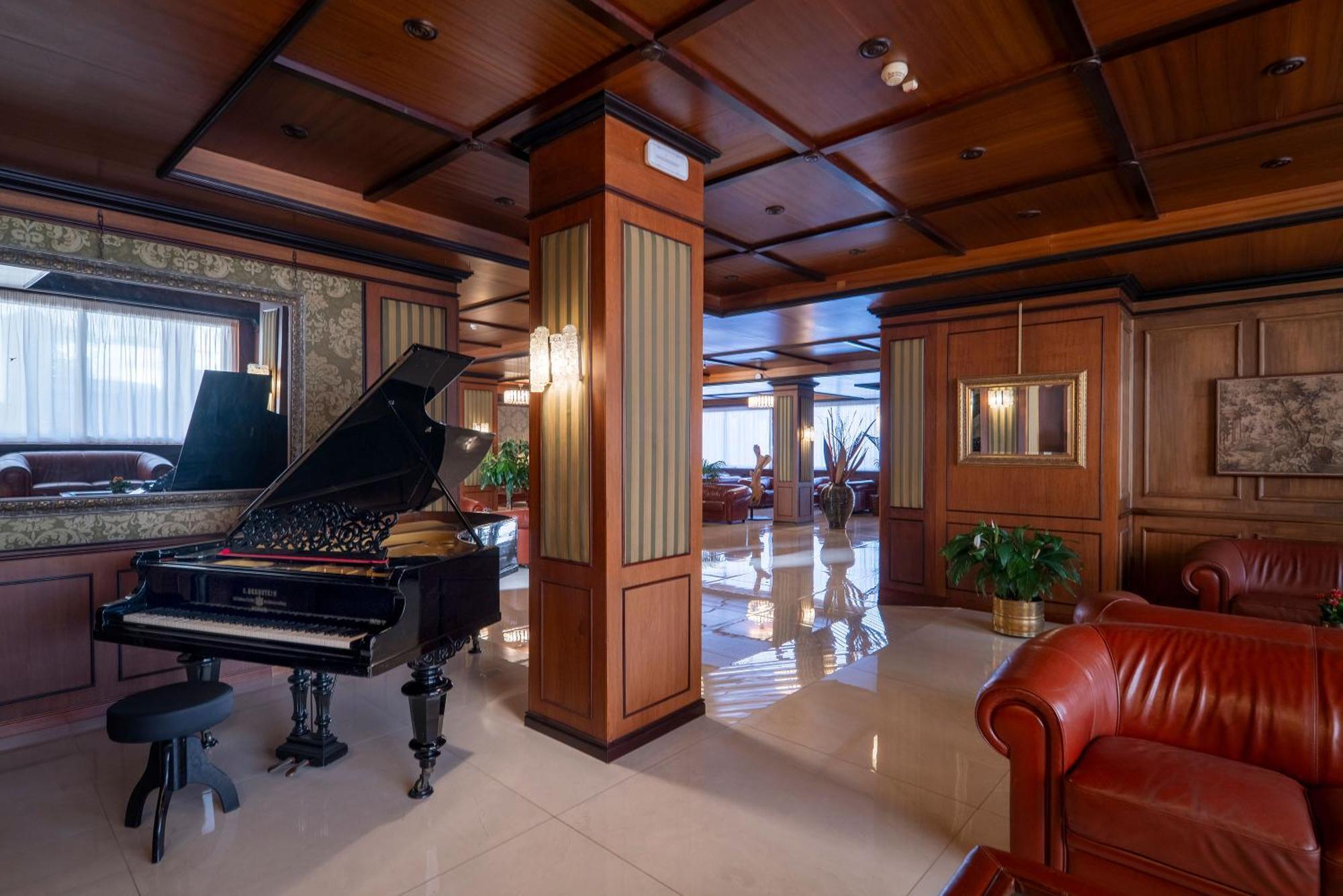 Hotel Delle Palme Лече Екстериор снимка