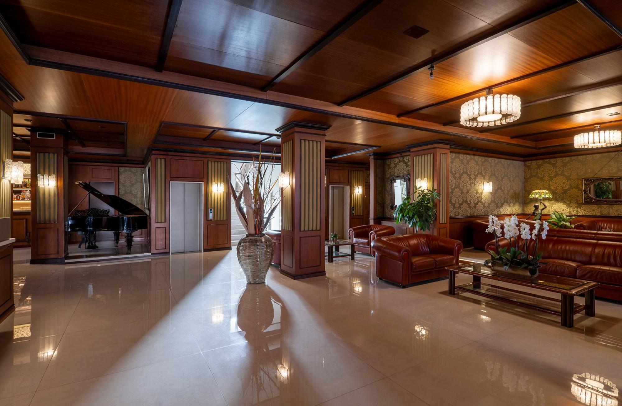 Hotel Delle Palme Лече Екстериор снимка